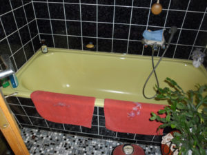 Badewanne wird durch barrierefreie Dusche ersetzt